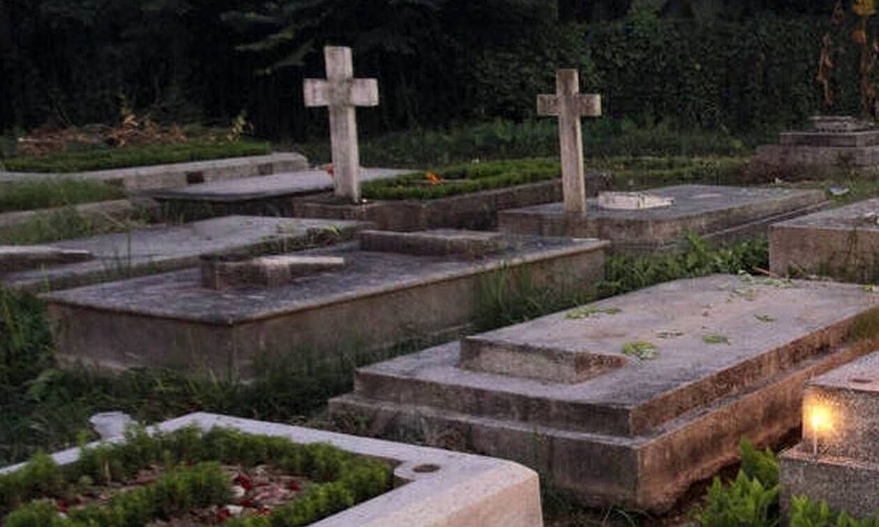 Μακάβριο έθιμο στην Ινδονησία: Χωρικοί ξεθάβουν πτώματα στο πλαίσιο τελετής