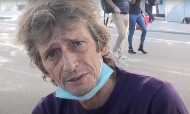 Ο πρώην ποδοσφαιριστής Μουρίτσιο Σκιλάτσι ζει στους δρόμους του Παλέρμο με τον σκύλο του
