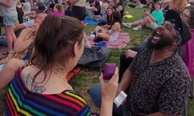 ΗΠΑ: Ζευγάρι γονάτισε ταυτόχρονα σε συναυλία για να κάνει πρόταση γάμου – Το viral στιγμιότυπο