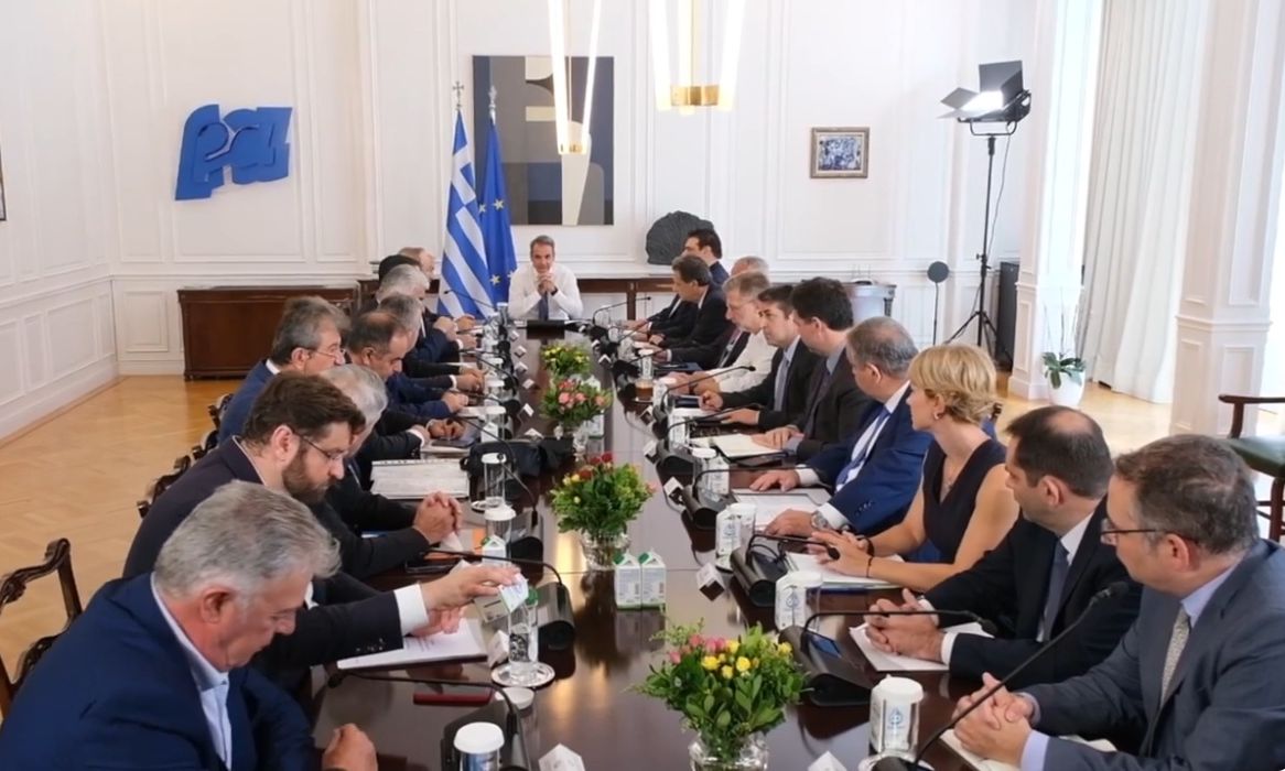 Συνάντηση Μητσοτάκη με ΚΕΔΕ: Δέσμευση του πρωθυπουργού για στήριξη στην αυτοδιοίκηση