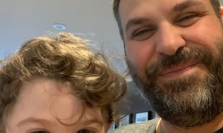 Έλληνοκαναδός πατέρας δημιούργησε ένα φάρμακο για να σώσει τον γιο του από μια σπάνια ασθένεια