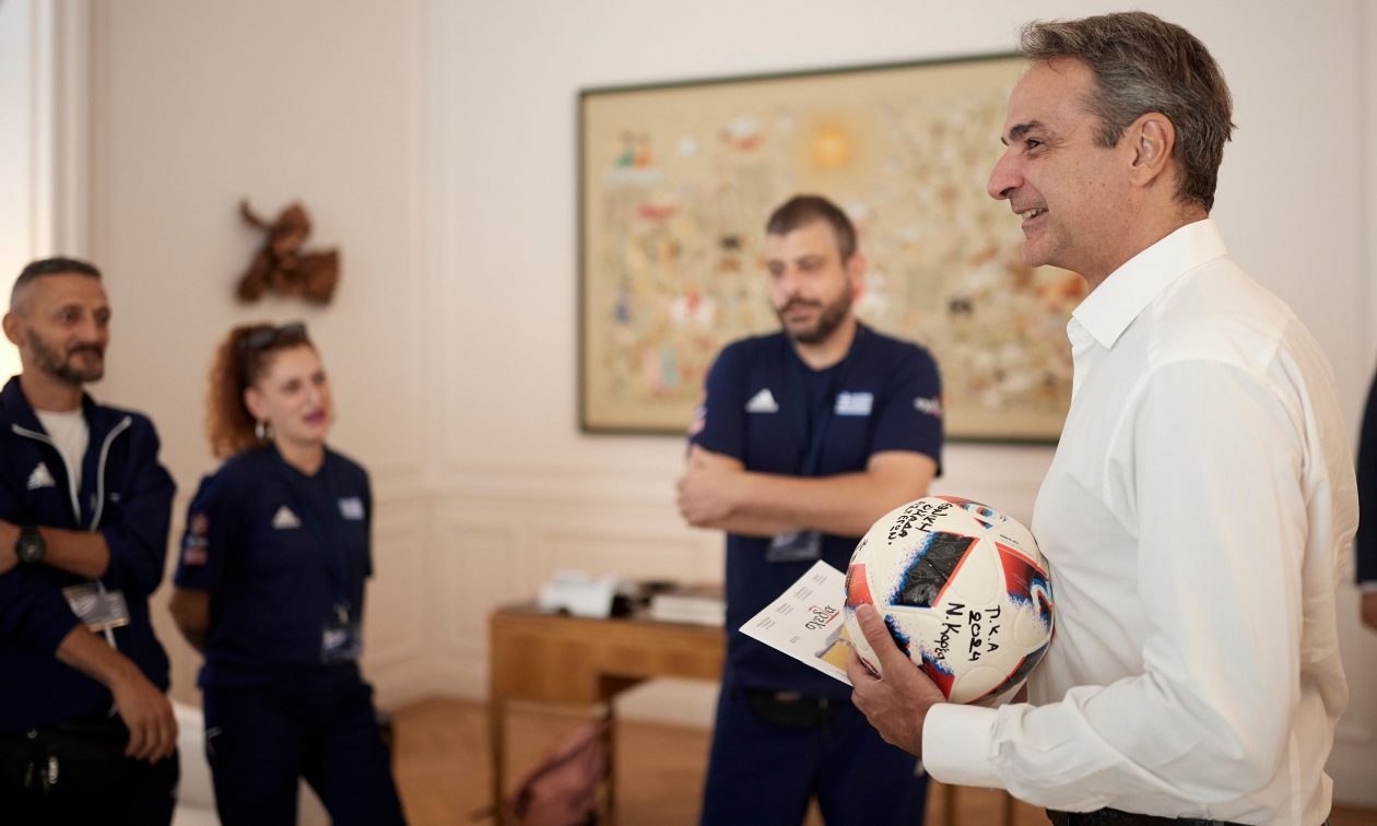 Συνάντηση του Κυριάκου Μητσοτάκη με την Εθνική Ομάδα Ποδοσφαίρου Αστέγων