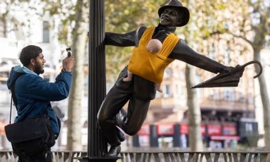 Λονδίνο: Μπαμπάδες έβαλαν μωρά-κούκλες σε αγάλματα ανδρών – Διεκδικούν καλύτερες άδειες πατρότητας