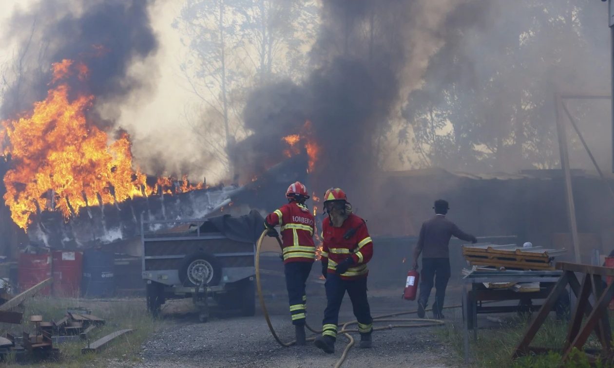 Φονικές πυρκαγιές στην Πορτογαλία: 7 νεκροί, ανάμεσά τους τρεις πυροσβέστες