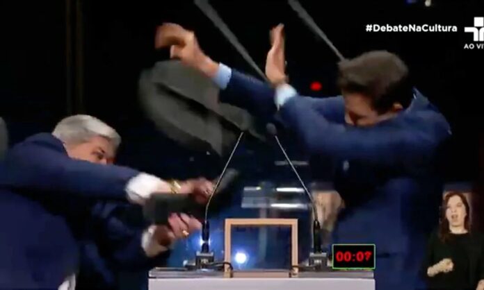 1584428-a6b98b69-vrazilia-debate.jpg