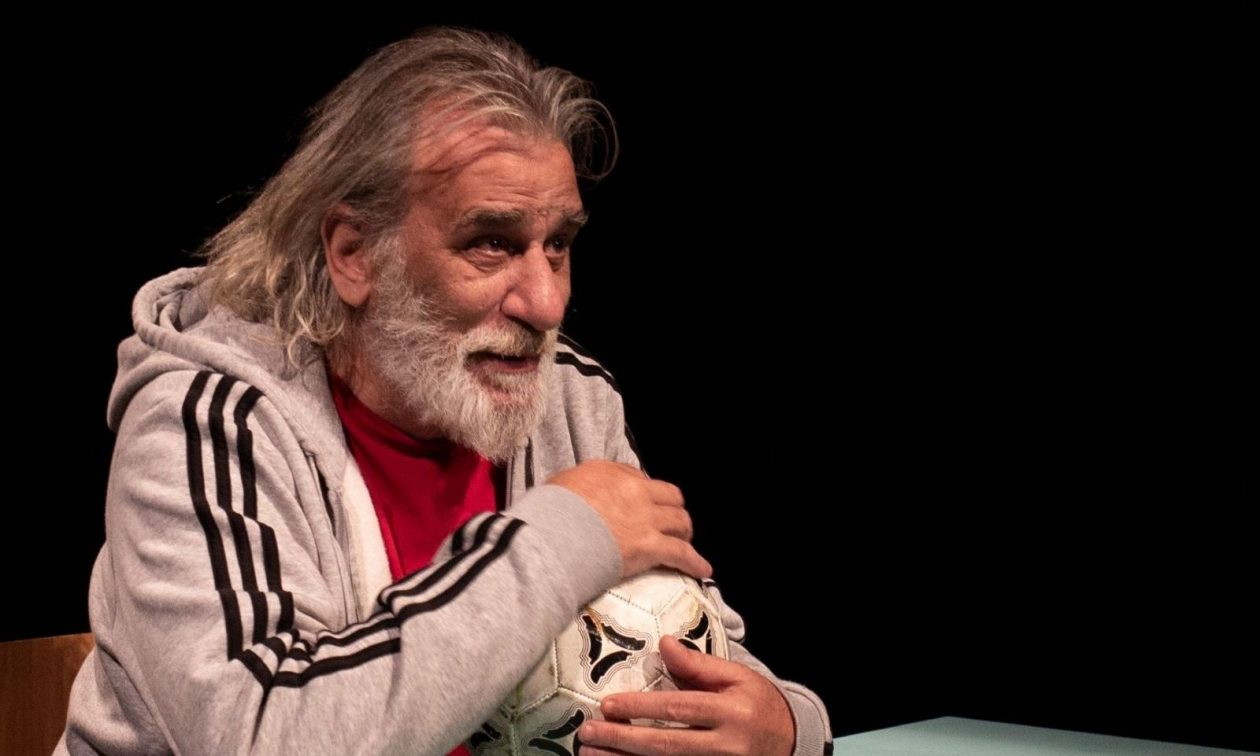 Ο Γιώργος Νινιός επιστρέφει στο «Τσιτάχ. Η ερημιά του τερματοφύλακα» στο θέατρο Σταθμός