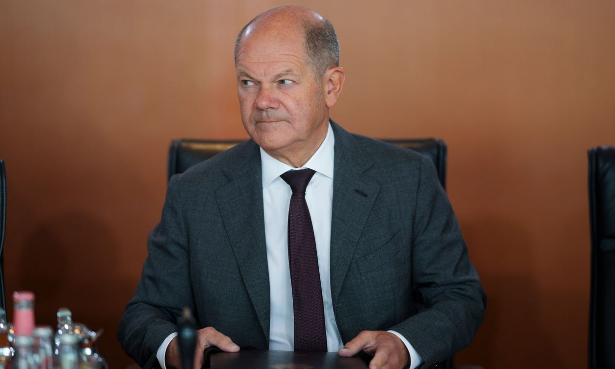 Οι Γερμανοί ψάχνουν πώς οι Ιταλοί τους πήραν μέσα από τα χέρια το 4,5% της Commerzbank