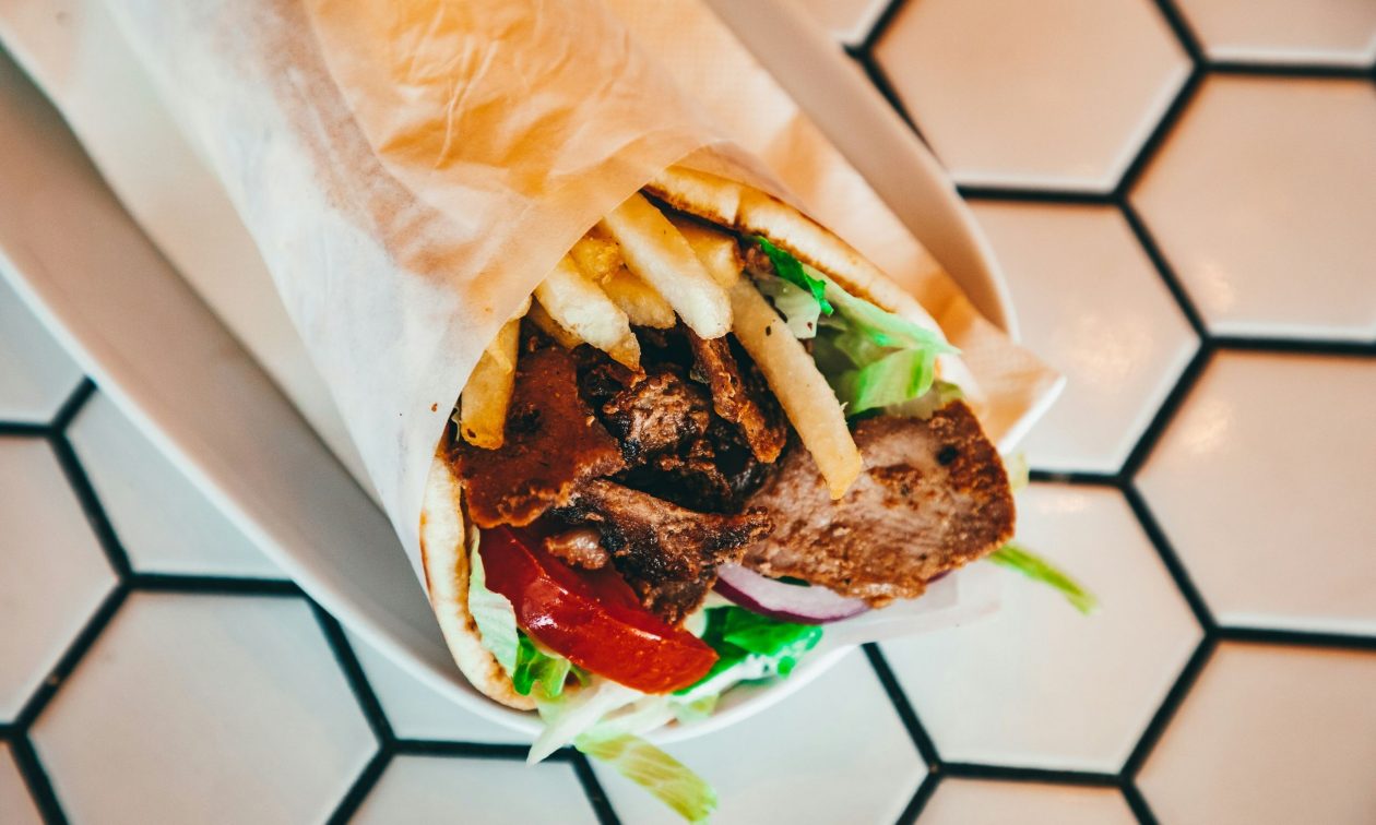 Σουβλάκι: «Ζαλίζει» η τιμή του – Θα φτάσει έως και… τα 5 ευρώ