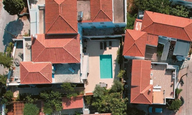 Μωραΐτης για Κασσελάκη: Πήρε το κόμμα με άδεια για σηπτική δεξαμενή, πήγε να χτίσει πισίνα…