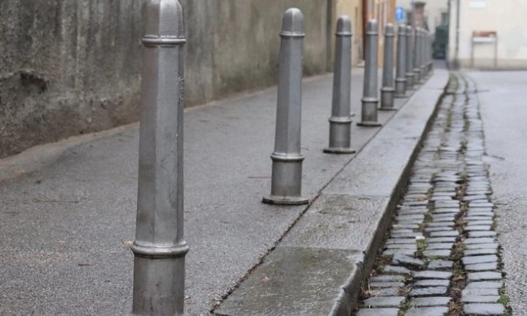 Βρετανός έγινε έξαλλος με τον γείτονά που βίδωσε κώνους στο δρόμο για να μην παρκάρουν τα αυτοκίνητα