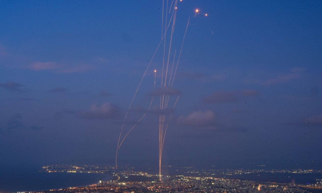 Ισραήλ: Εντυπωσιακό βίντεο με το Iron Dome να αναχαιτίζει ρουκέτες (ivid)