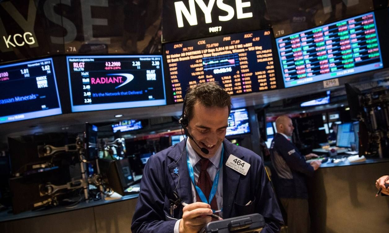 Σε ρυθμούς μείωσης επιτοκίων η Wall Street – Νέα ρεκόρ από Dow Jones και S&P