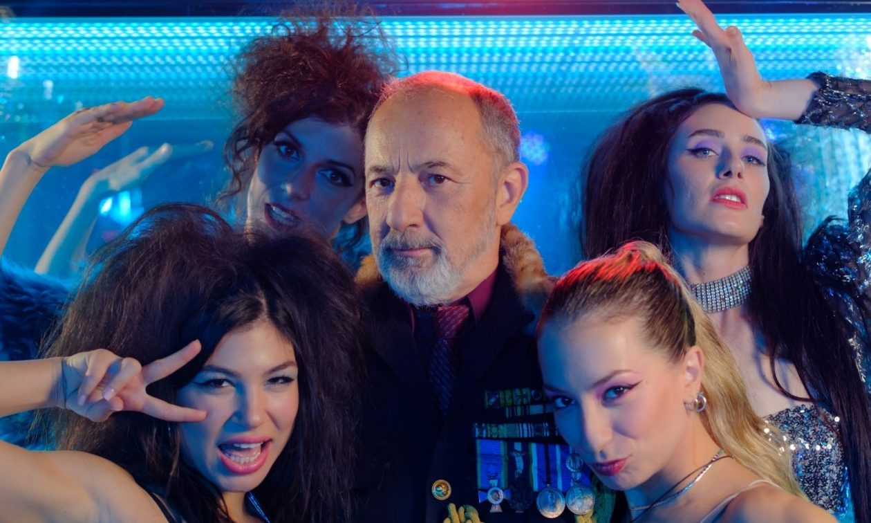 Ο «Επιθεωρητής» του Γκόγκολ στο θέατρο Γκλόρια με Μάινα – Σκυφτούλη