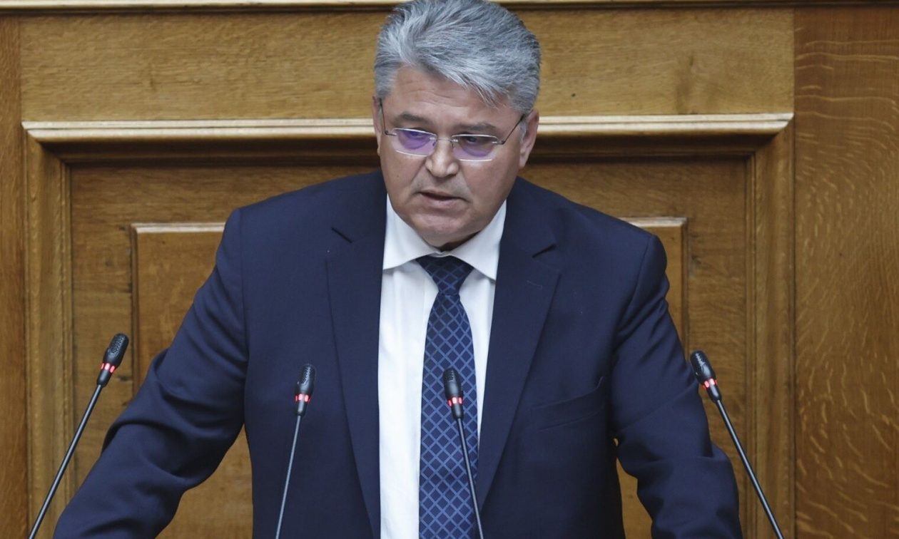 Νατσιός στη Βουλή: Να επιστρέψουν οι ποδιές στα σχολεία