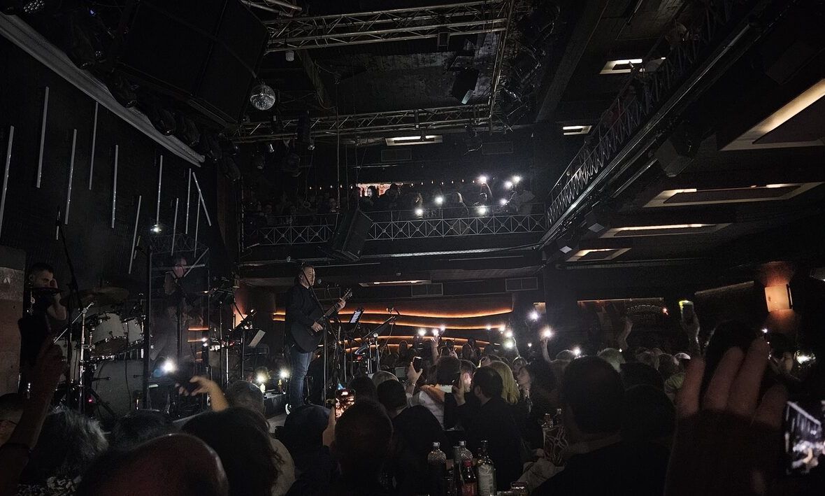 Σταυρός του Νότου: Γιορτάζει τα 30α του γενέθλια με αγαπημένους καλλιτέχνες