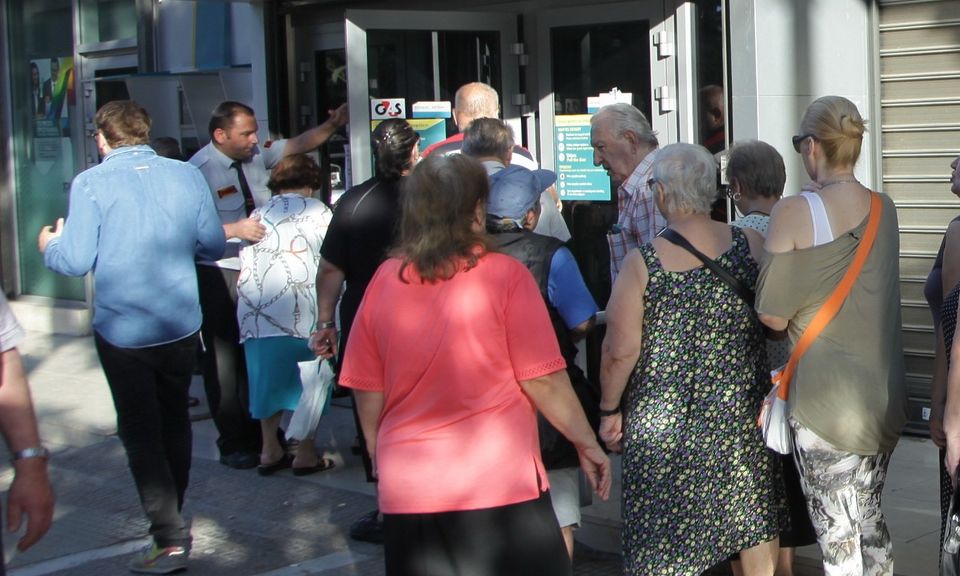 Συντάξεις: Πού «κλειδώνει» το ποσοστό αυξήσεων – Παραδείγματα με καθαρές και μεικτές αποδοχές