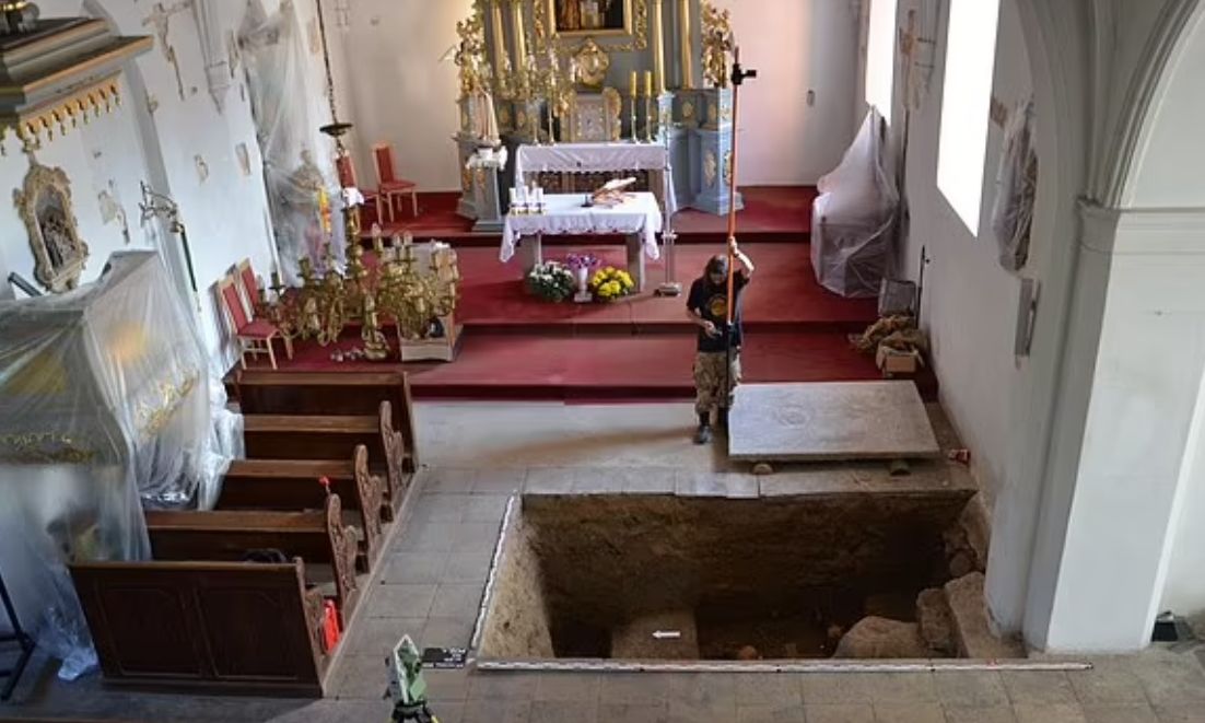 «Τάφος βαμπίρ» κάτω από εκκλησία: Το περίεργο τελετουργικό για να μην επιστρέψουν από τους νεκρούς