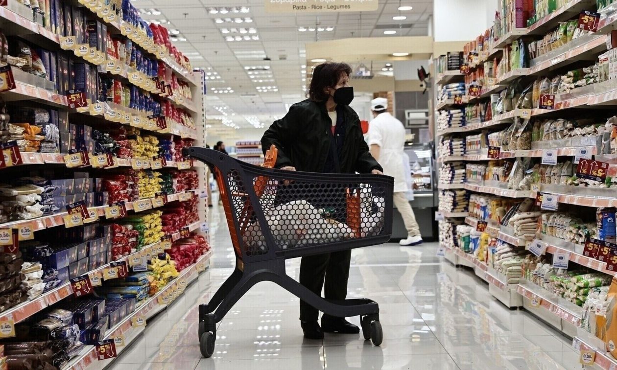 «Καλπάζει» η ακρίβεια: Τρόφιμα και στέγαση «τρώνε» τον μισθό των νοικοκυριών