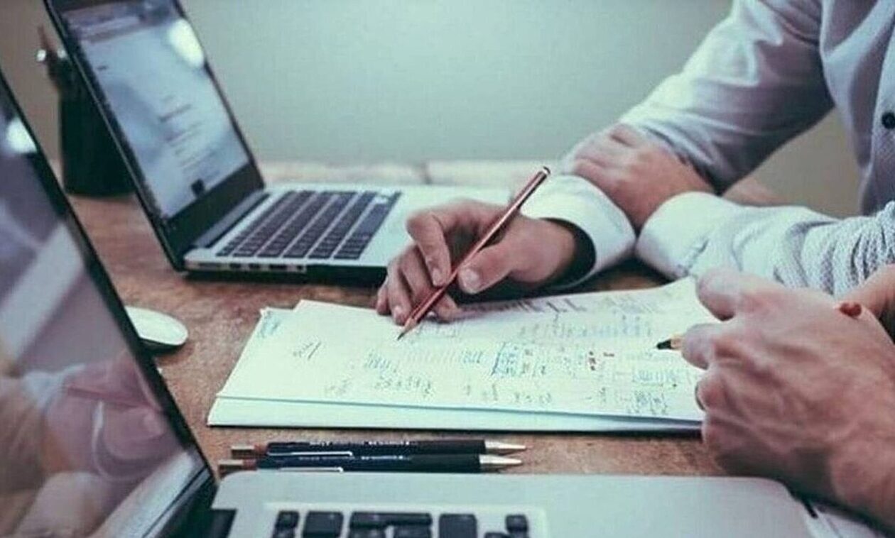 Ελεύθεροι επαγγελματίες: Τι θα πληρώσουν σε φόρους – Όλες οι αλλαγές