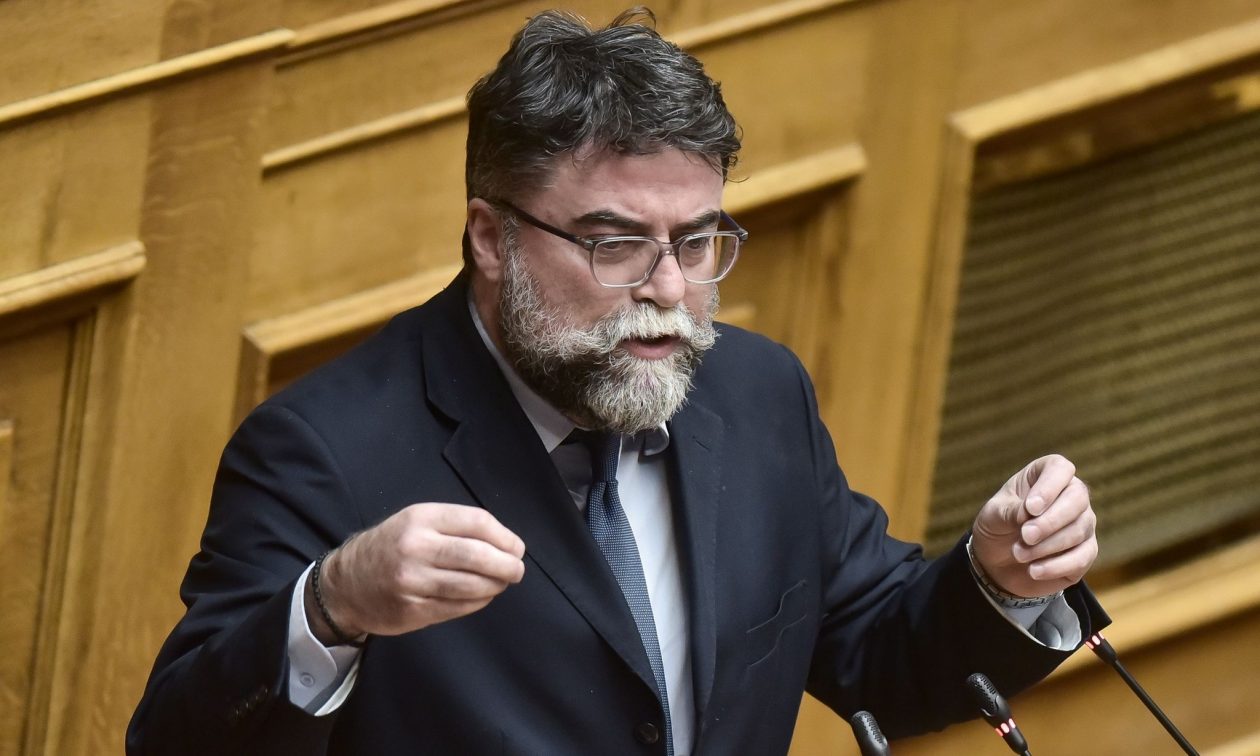 Βασίλης Οικονόμου: Παύει τον διευθυντή του πολιτικού του γραφείου