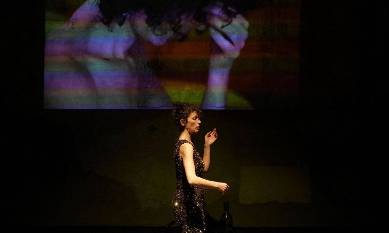 «medea loading»: Μια γυναίκα του σύγχρονου κόσμου αφηγείται τον μύθο της Μήδειας