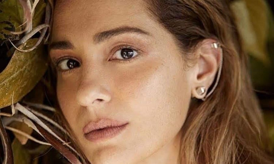 «Μες στους ανθισμένους κήπους»: Η Νατάσσα Μποφίλιου στο Ηρώδειο ερμηνεύοντας Μίκη Θεοδωράκη