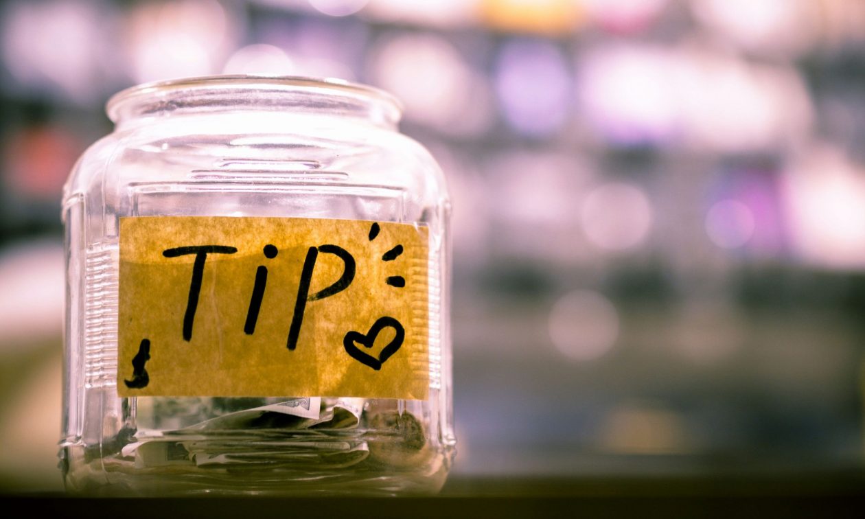 Φορολογούνται τα φιλοδωρήματα: Αντιδράσεις από τον κλάδο της εστίασης