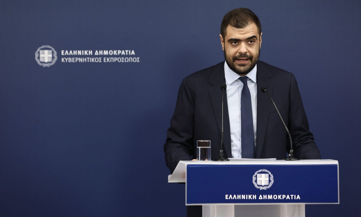LIVE η ενημέρωση των πολιτικών συντακτών από τον κυβερνητικό εκπρόσωπο, Παύλο Μαρινάκη