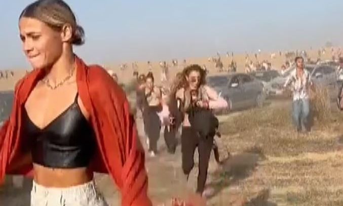 Συγκλονίζει το κορίτσι με τα κόκκινα» που γλίτωσε από τη Χαμάς – «Έμεινα ζωντανή για την κόρη μου»