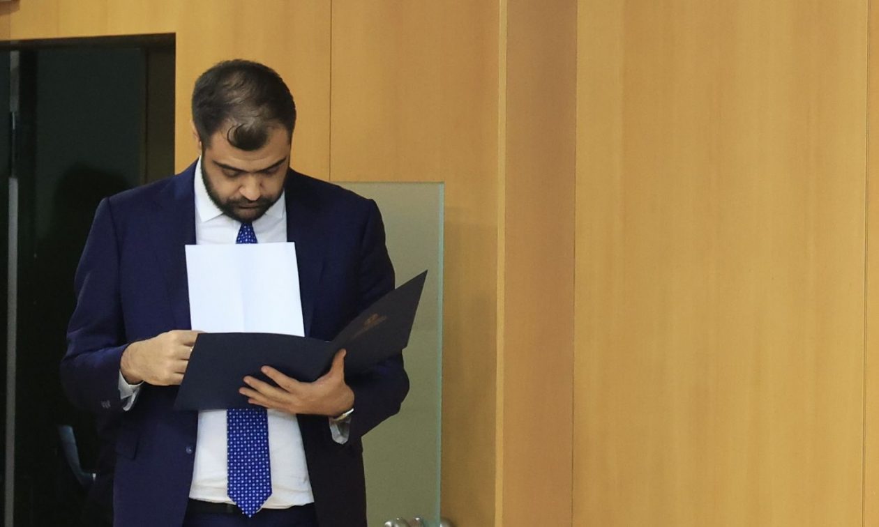 ΝΔ: «Μια στο καρφί και μια στο πέταλο» από Μαρινάκη για Καραμανλή και Σαμαρά