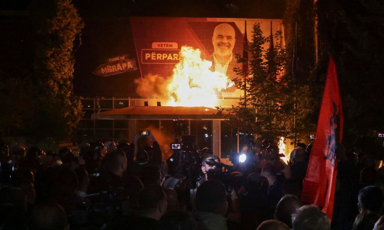 Αλβανία: Επεισόδια με τραυματίες σε αντικυβερνητική διαδήλωση στα Τίρανα – Έκαψαν αφίσα του Ράμα