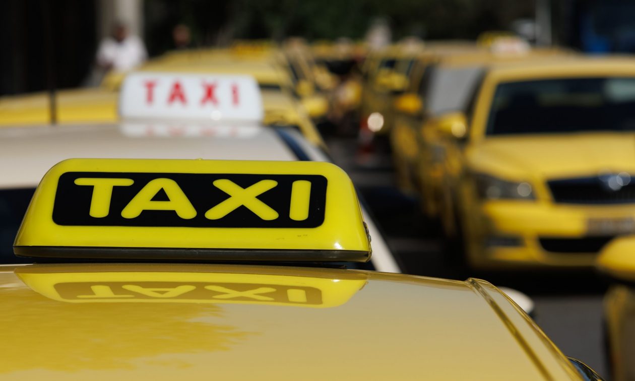 ΑΑΔΕ: Τρεις εβδομάδες προθεσμία για τα αυτοκόλλητα των POS στα ταξί