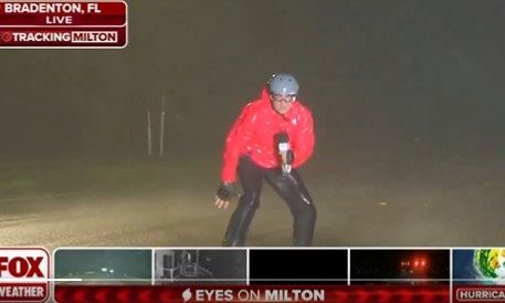 Ρεπορτάζ… μετ’ εμποδίων: Γενναίοι δημοσιογράφοι «τα βάζουν» με τον τυφώνα Μίλτον