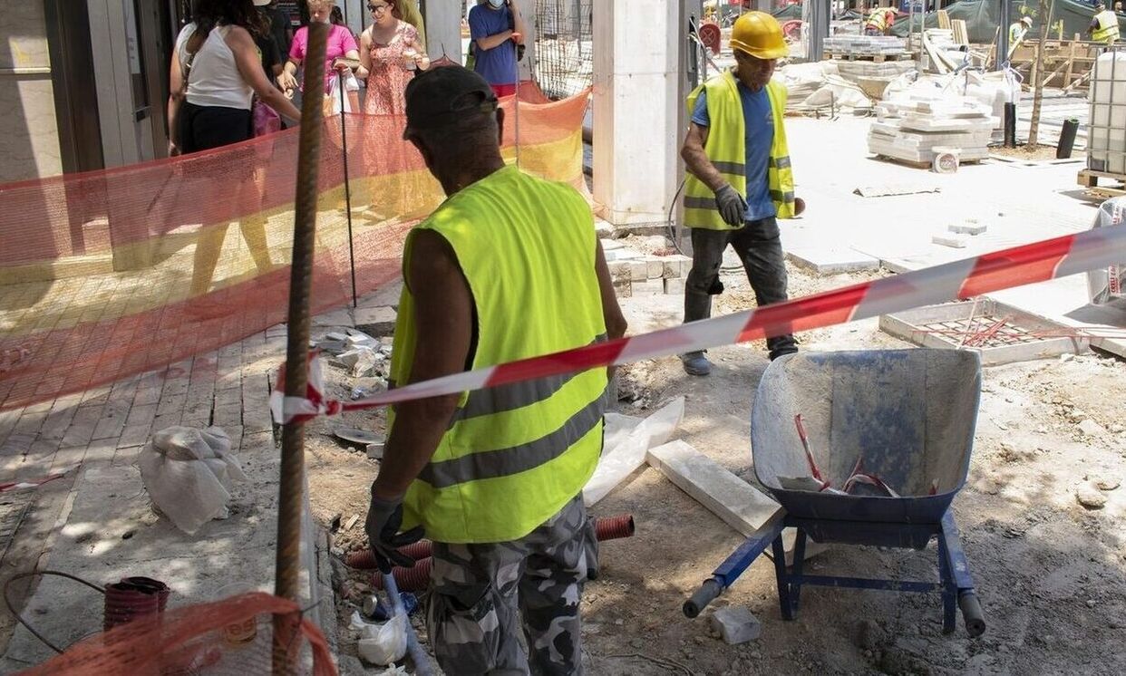 Κατώτατος μισθός: Τι αλλάζει και από πότε – Οι αυξήσεις σε δημόσιο και ιδιωτικό τομέα