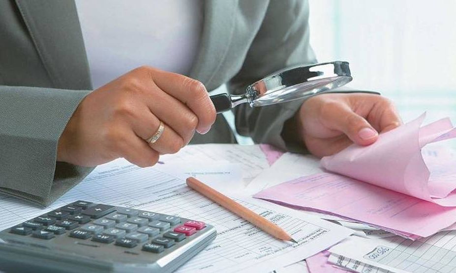 Η Εφορία χτυπά το ηλεκτρονικό σφυρί: Κατασχέσεις λογαριασμών και πλειστηριασμοί -Πώς «ξεφεύγουν»