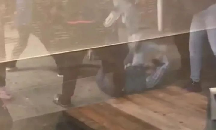 Βίντεο: 10 άτομα δέρνουν τον γιό πολιτικού στην μέση του δρόμου των ΗΠΑ
