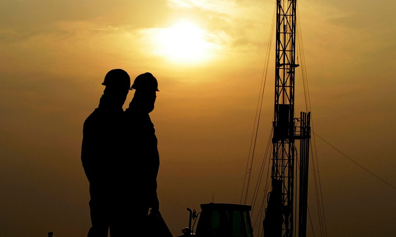 Πετρελαίο: Εν αναμονή των εξελίξεων στη Μέση Ανατολή – Τι θα γίνει εάν κλείσουν τα Στενά του Ορμούζ