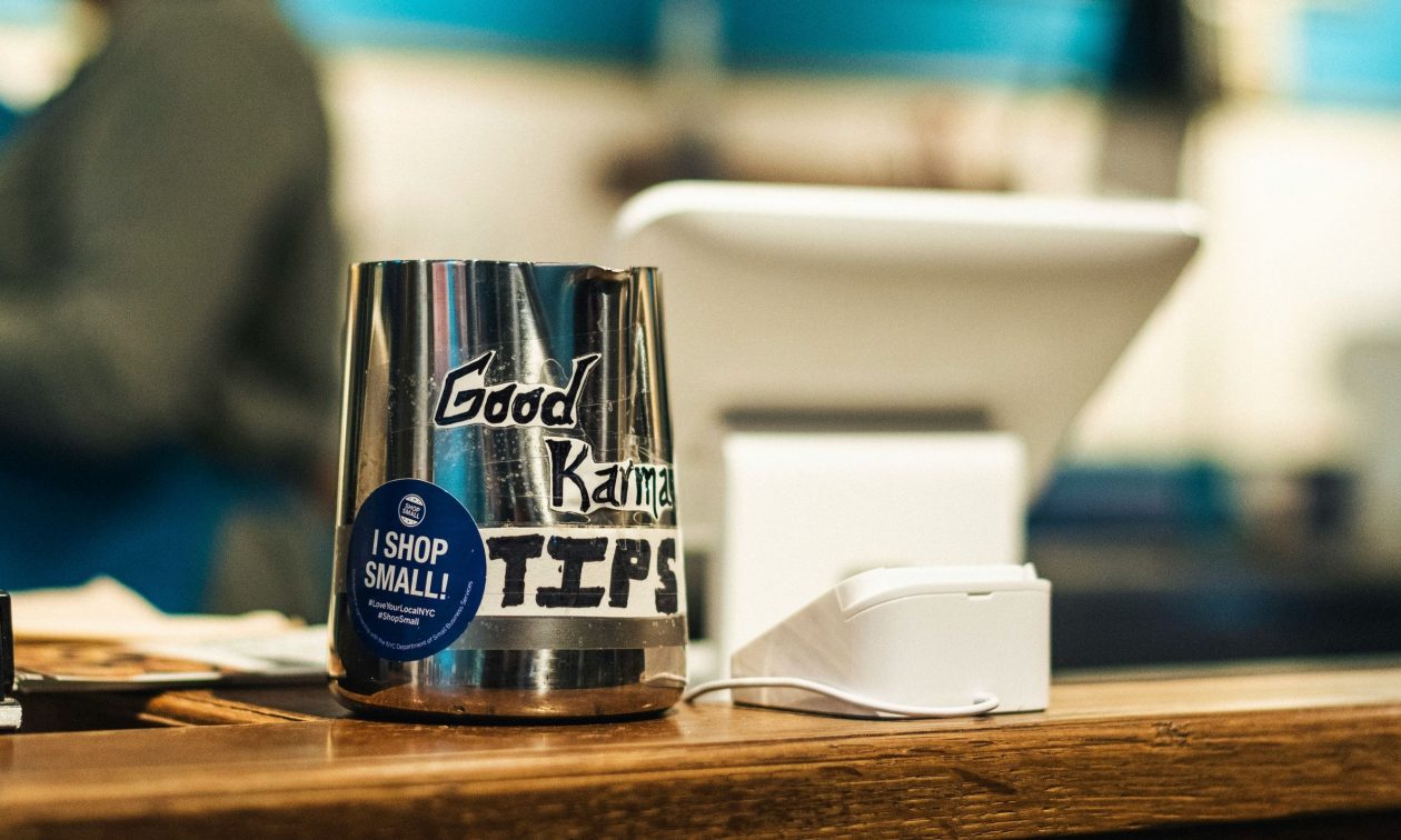 Ανατροπή με τα φιλοδωρήματα: Έρχεται νέα νομοθετική ρύθμιση – Τι θα προβλέπει