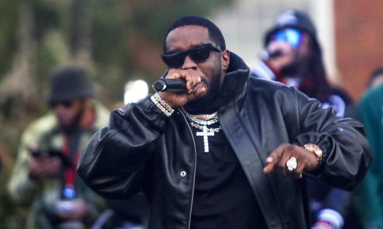 Η viral φωτογραφία του Diddy που προκαλεί αντιδράσεις – Τρώει από το σώμα μιας γυμνής γυναίκας