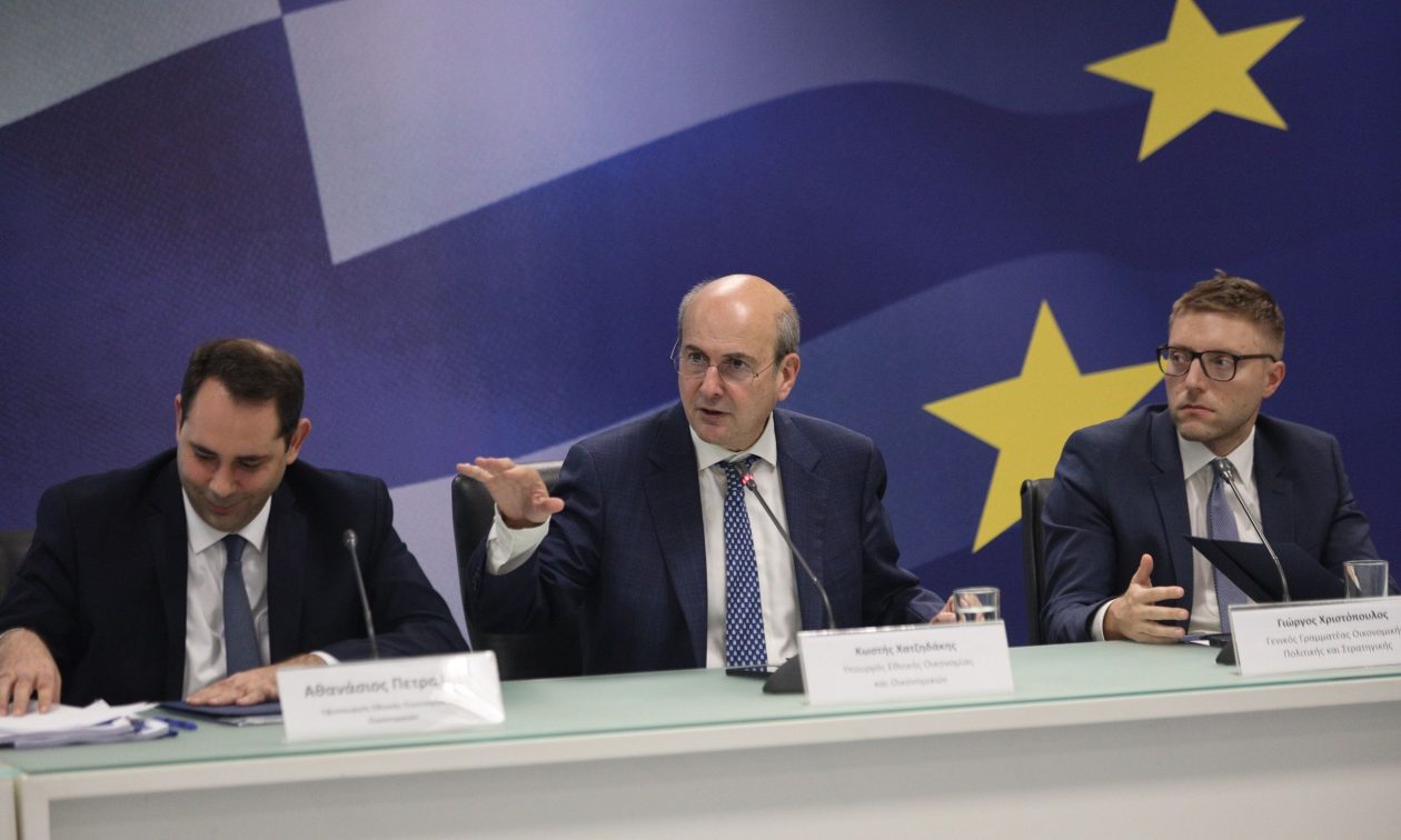 Χατζηδάκης – Live: Το νέο φορολογικό νομοσχέδιο – Τι αλλάζει σε τέλος επιτηδεύματος και ΕΝΦΙΑ