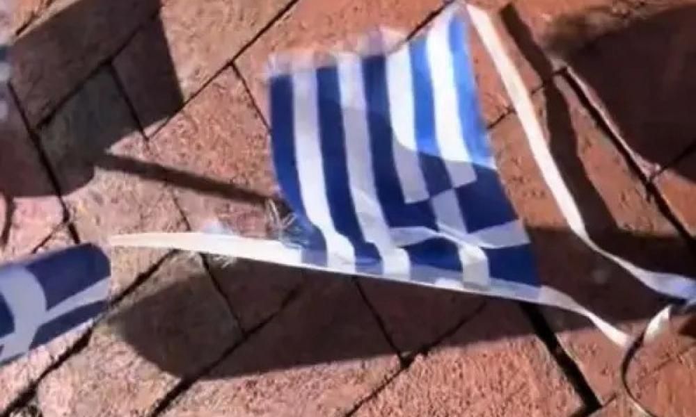 ΗΠΑ: Γυναίκα σε αμόκ έσκιζε με μανία ελληνικές σημαίες γιατί νόμιζε ότι είναι του Ισραήλ –