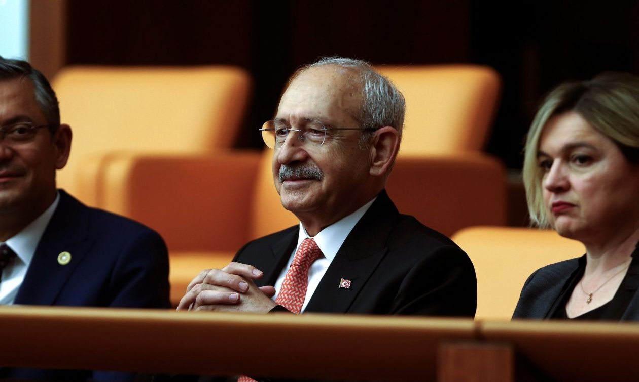 «Σιδηροδέσμιος» ένας ακόμη αντίπαλος του Ερντογάν: Βίαιη προσαγωγή Κιλιντσάρογλου διέταξε δικαστήριο