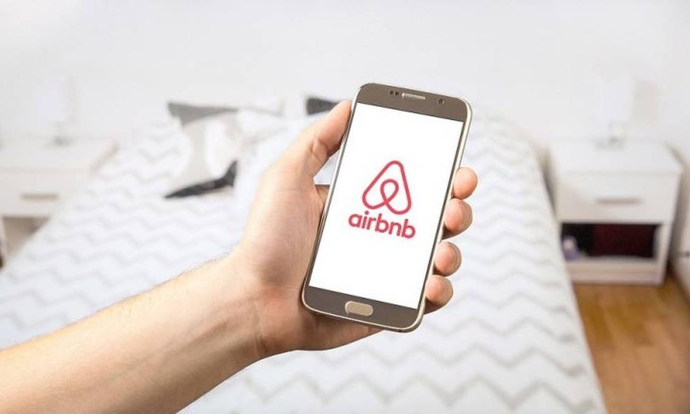 Airbnb: Λανσάρει το Δίκτυο Συνοικοδεσποτών για την πιο εύκολη διαχείριση των καταλυμάτων