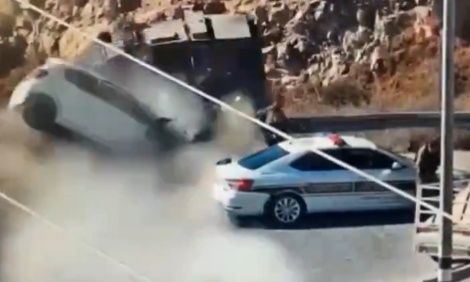 Ισραήλ: Η στιγμή που Παλαιστίνιος «καμικάζι» πέφτει σε αστυνομικό όχημα στη Δυτική Όχθη