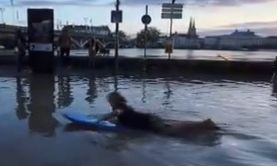 Γαλλία: Άνδρας κωπηλατεί σε σανίδα του σερφ στην Μπαγιόν