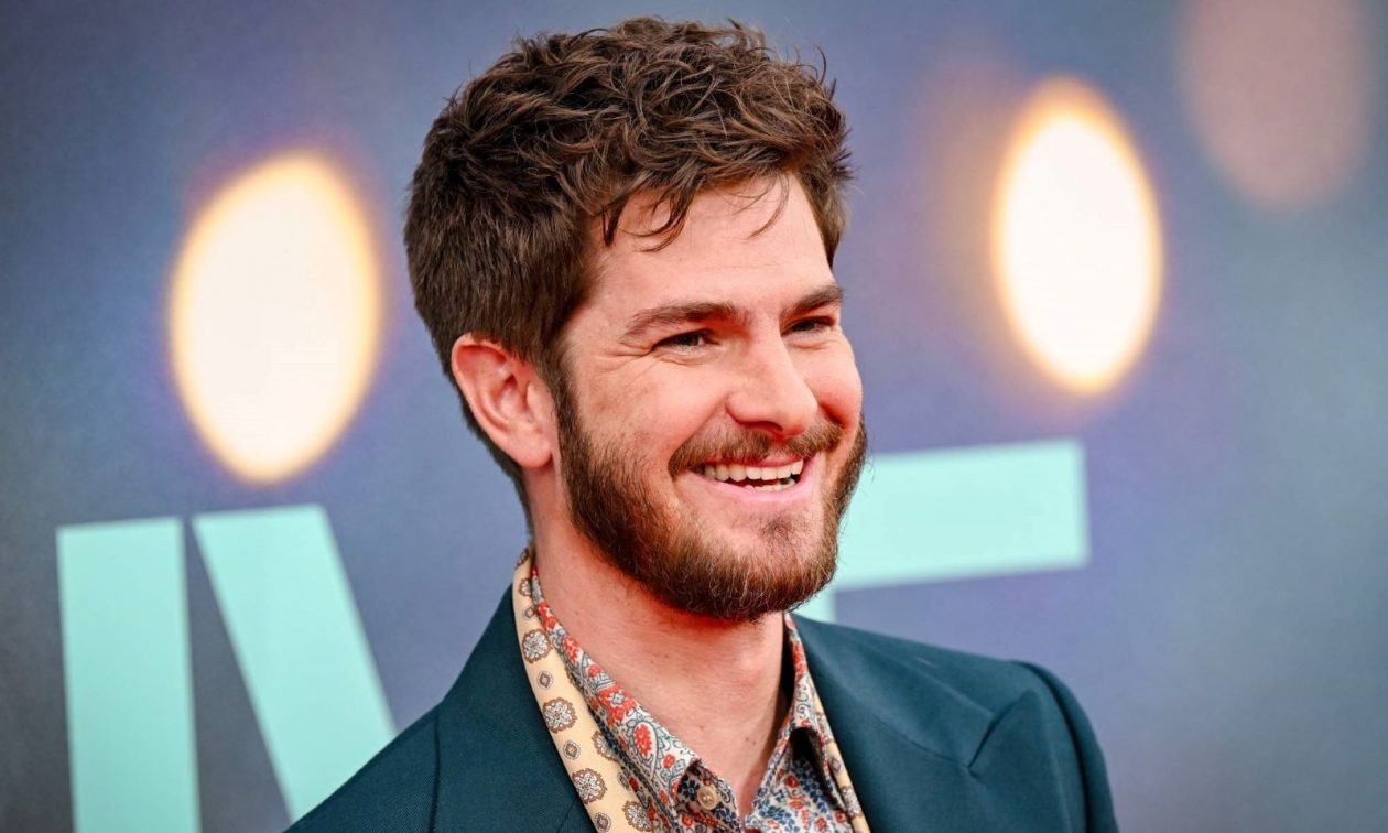 Άντριου Γκάρφιλντ: Η συγκινητική εξομολόγηση για την απούσα μητέρα του