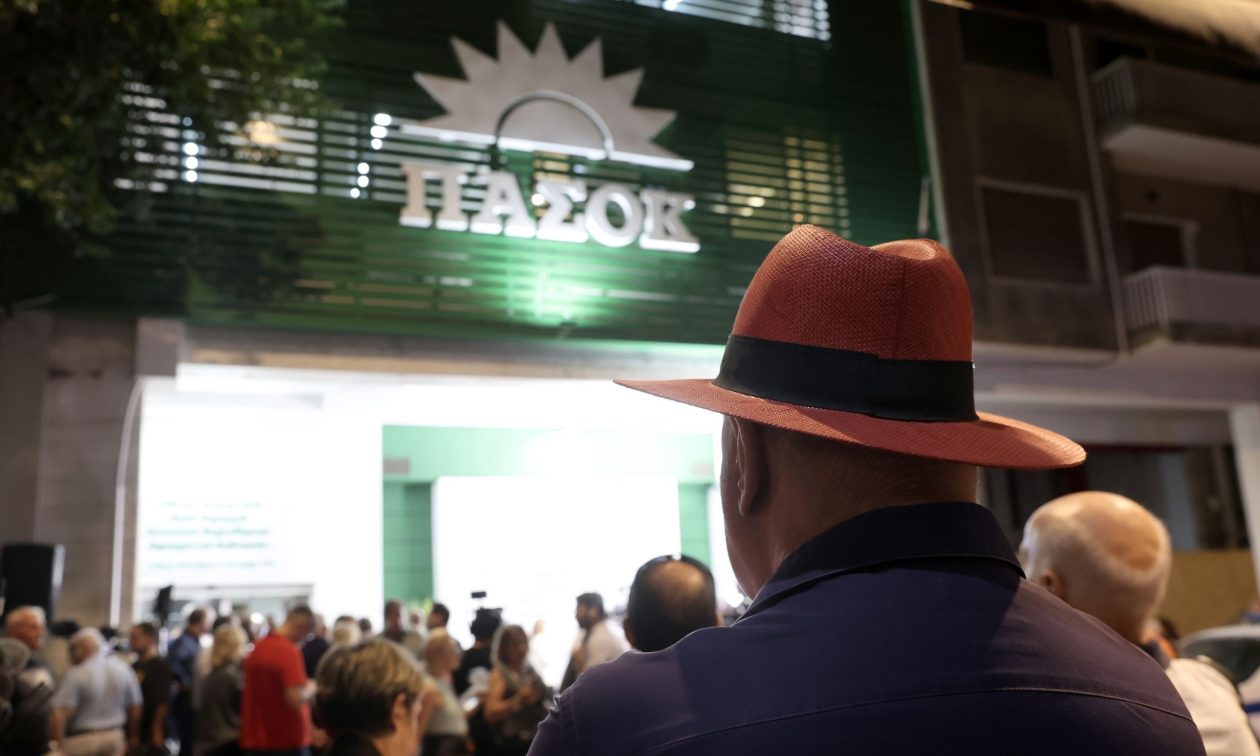 ΠΑΣΟΚ – ΝΔ: Ο νέος δικομματισμός και τα σενάρια της κεντροαριστεράς που παγώνουν