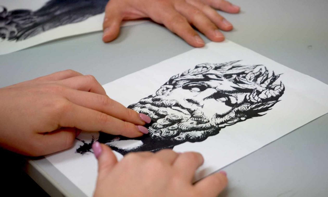 «Εκ Βακχείας Μονογένηση»: Εικαστική τέχνη σε απτική επαφή – Το βιβλίο με καθολική πρόσβαση