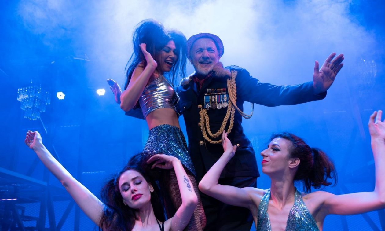 Θέατρο Γκλόρια: Πρεμιέρα για τον «Επιθεωρητή» του Νικολάι Γκόγκολ με Μάινα – Σκυφτούλη