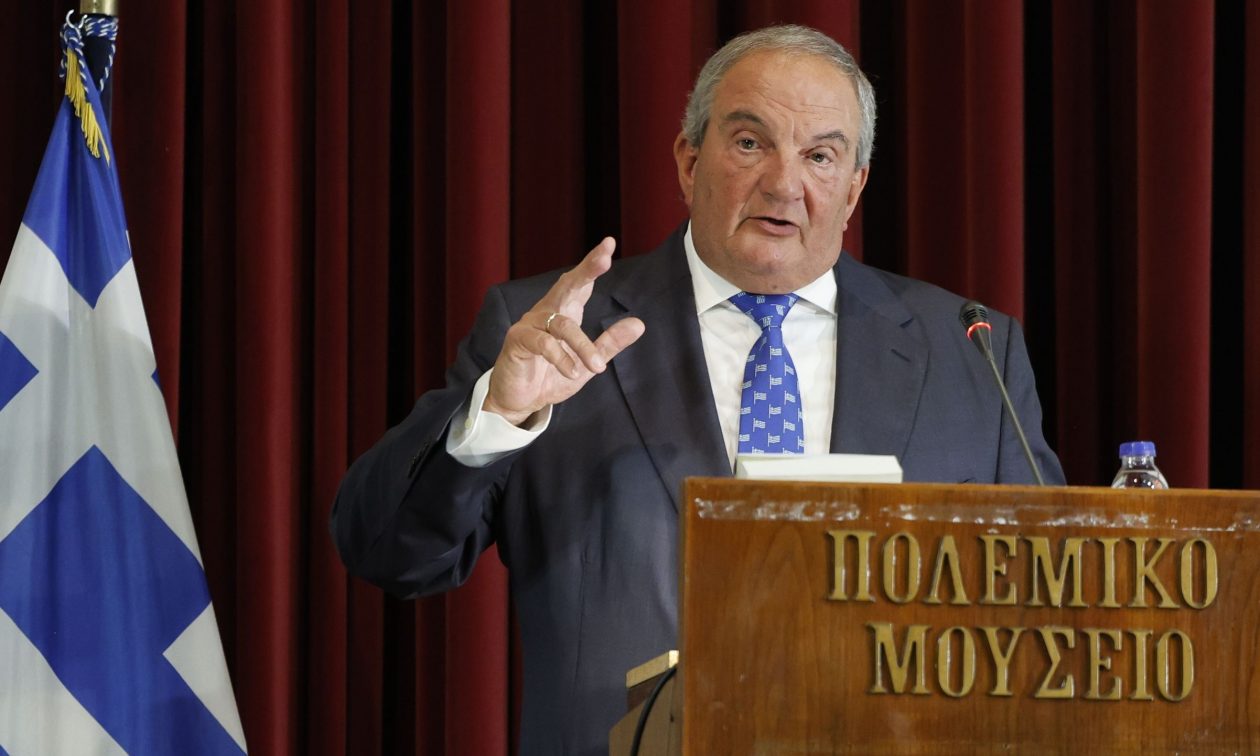 Στην Πάτρα ο Κώστας Καραμανλής: Θα παρουσιάσει το βιβλίο «Γιαβόλ» του Γιώργου Χαρβαλιά